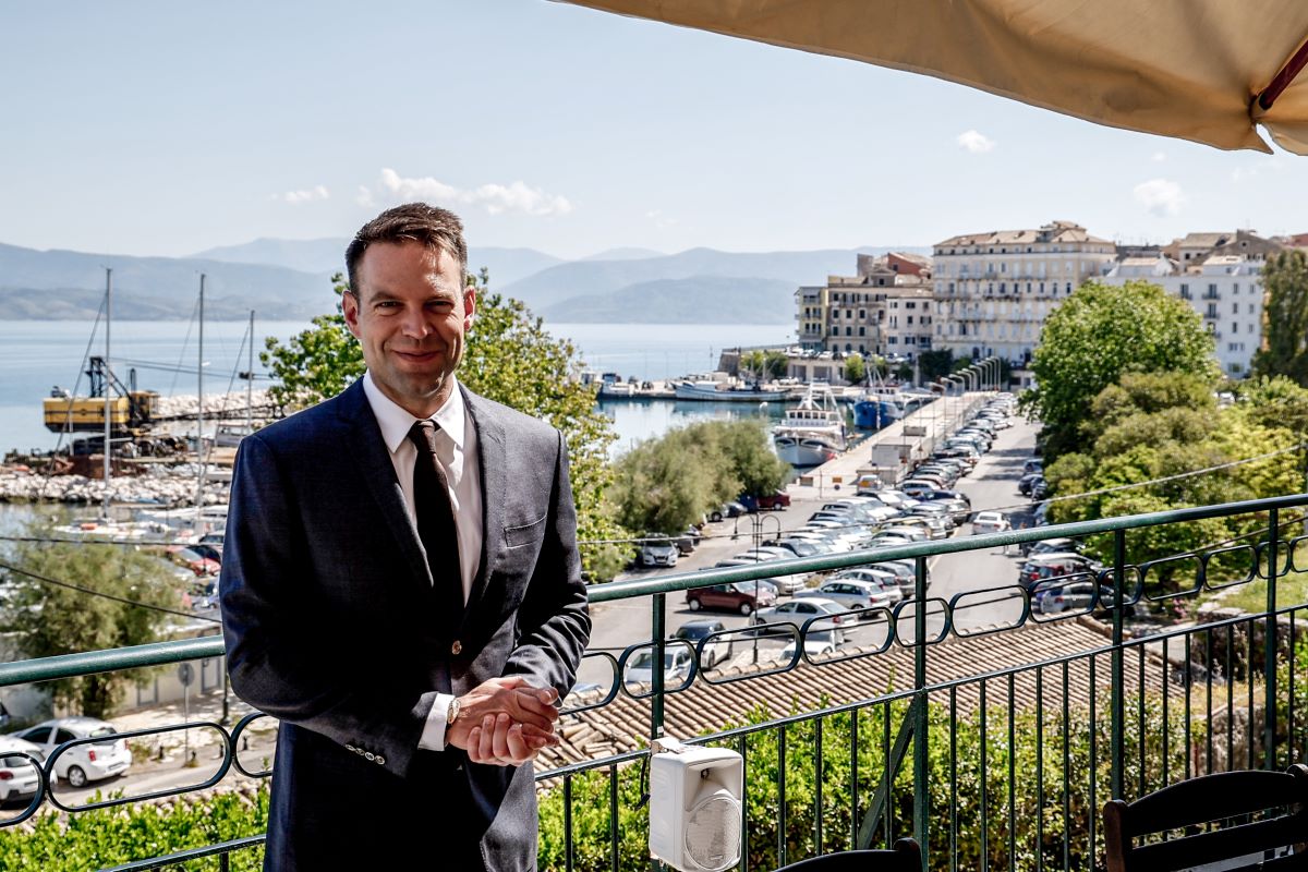 Στέφανος Κασσελάκης: Ολοκλήρωσε την επίσκεψη στην Κέρκυρα με λουλούδια στο άγαλμα του Κώστα Γεωργάκη