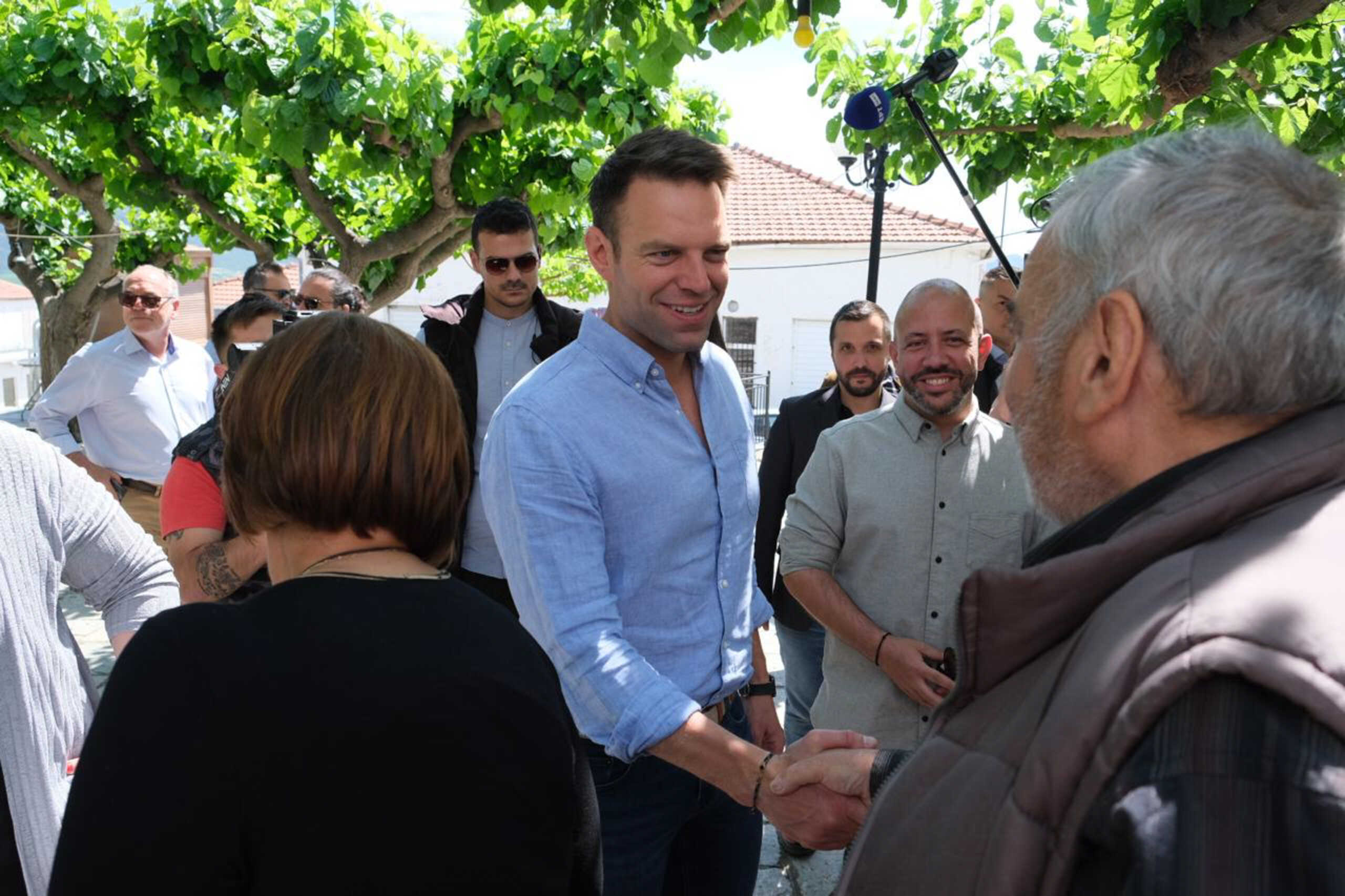 Ο πρόεδρος του ΣΥΡΙΖΑ ΠΣ Στέφανος Κασσελάκης, επισκέφθηκε σήμερα την λίμνη Κάρλα όπου συνάντησε τον περιφερειάρχη Δημήτρη  Κουρέτα, την  αντιπεριφερειάρχη Μαγνησίας, Άννα Μαρία Παπαδημητρίου και τον Δήμαρχο Ρήγα Φεραίου, Δημήτρη Νασίκα και στη συνέχεια συνοδευόμενος από βουλευτές, υποψηφίους ευρωβουλευτές και στελέχη των δυο βαθμών της τοπικής αυτοδιοίκησης βρέθηκε σε χωριά του Βορειοδυτικού Πηλίου, Κυριακή 12 Μαϊου 2024  (Γ.Τ ΣΥΡΙΖΑ