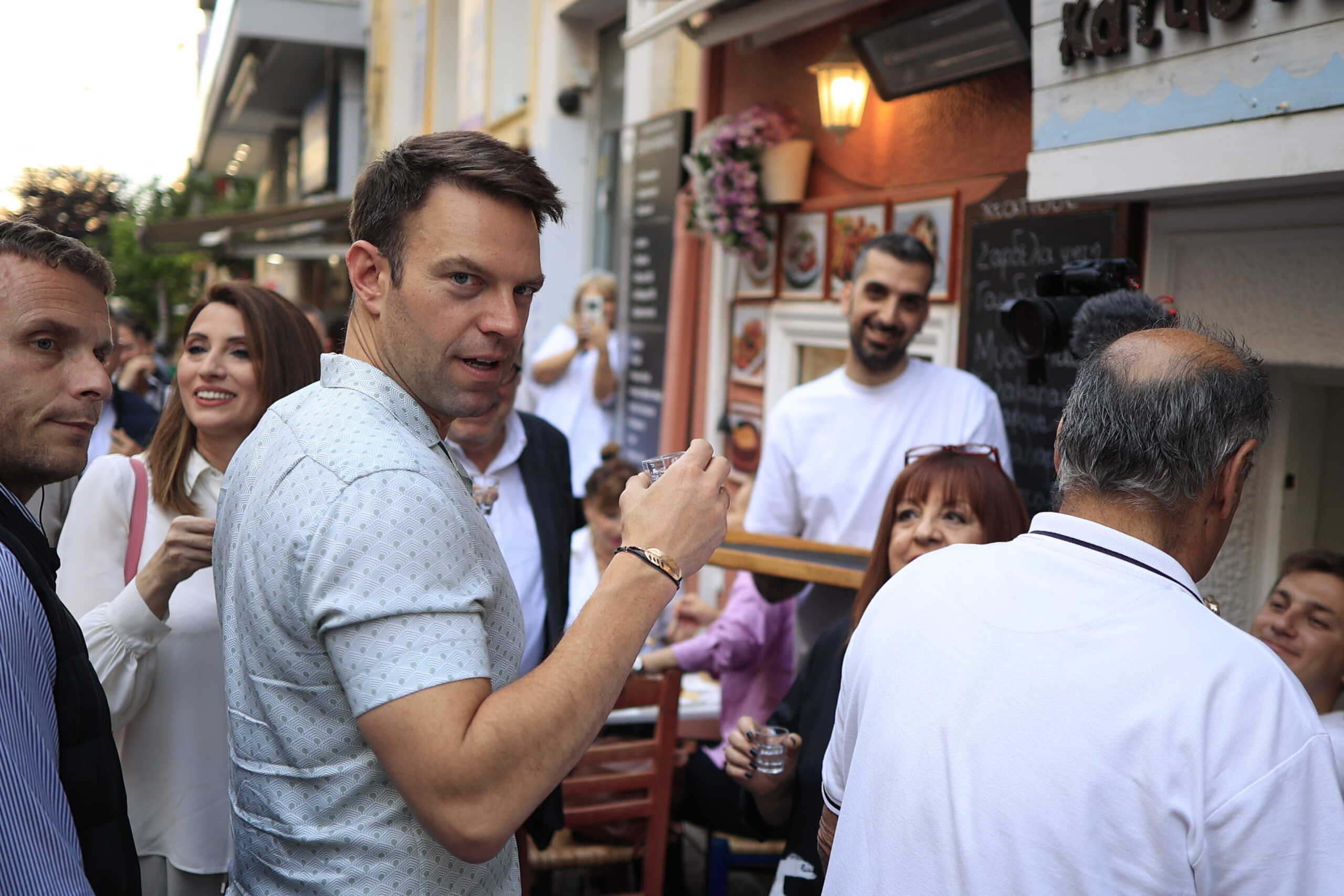 Περιοδεία του Προέδρου του ΣΥΡΙΖΑ - Προοδευτική Συμμαχία, Στέφανου Κασσελάκη στον Πειραιά, Πέμπτη 23 Μαΐου 2023. 
(ΓΙΩΡΓΟΣ ΚΟΝΤΑΡΙΝΗΣ
