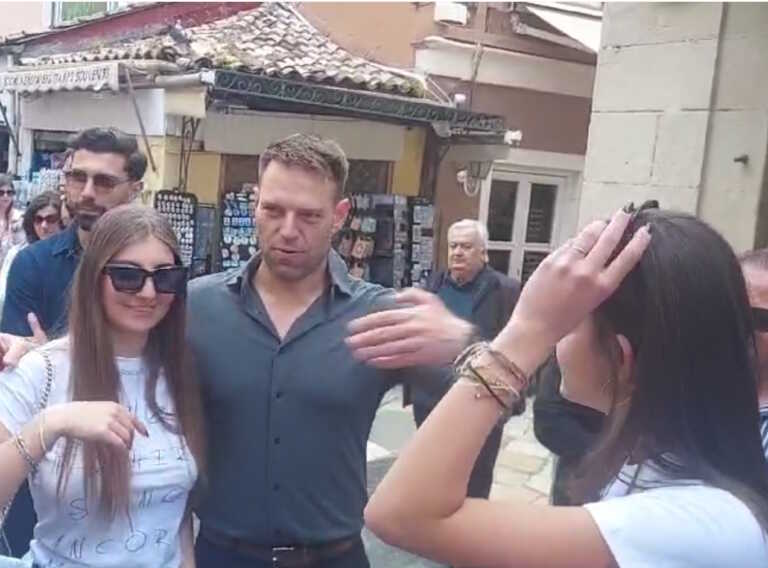 Ο Στέφανος Κασσελάκης στην παλιά πόλη της Κέρκυρας - Έβγαλε selfies με Ιταλούς μαθητές