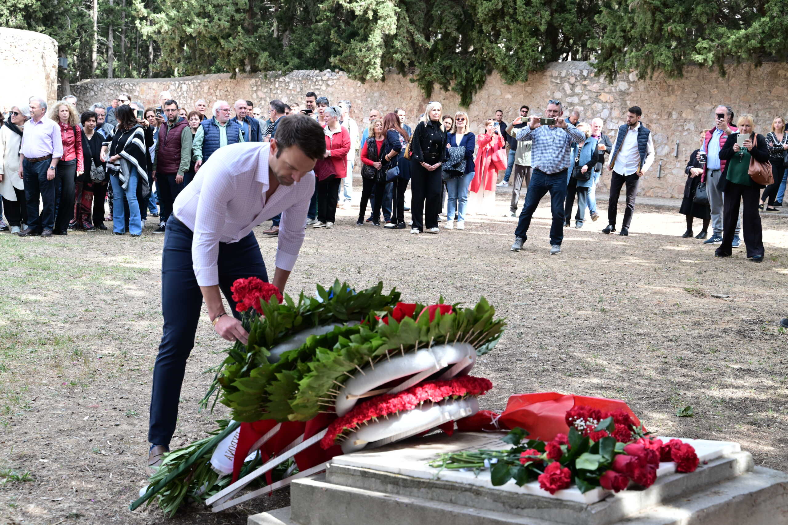 Κατάθεση στεφανιού στη μνήμη των εκατοντάδων εκτελεσθέντων επί γερμανικής κατοχής στο Σκοπευτήριο της Καισαριανής από τον πρόεδρο του ΣΥΡΙΖΑ - Προοδευτική Συμμαχία, Στέφανο Κασσελάκη, Μεγάλη Τετάρτη 1 Μαΐου 2024. 
(ΤΑΤΙΑΝΑ ΜΠΟΛΑΡΗ