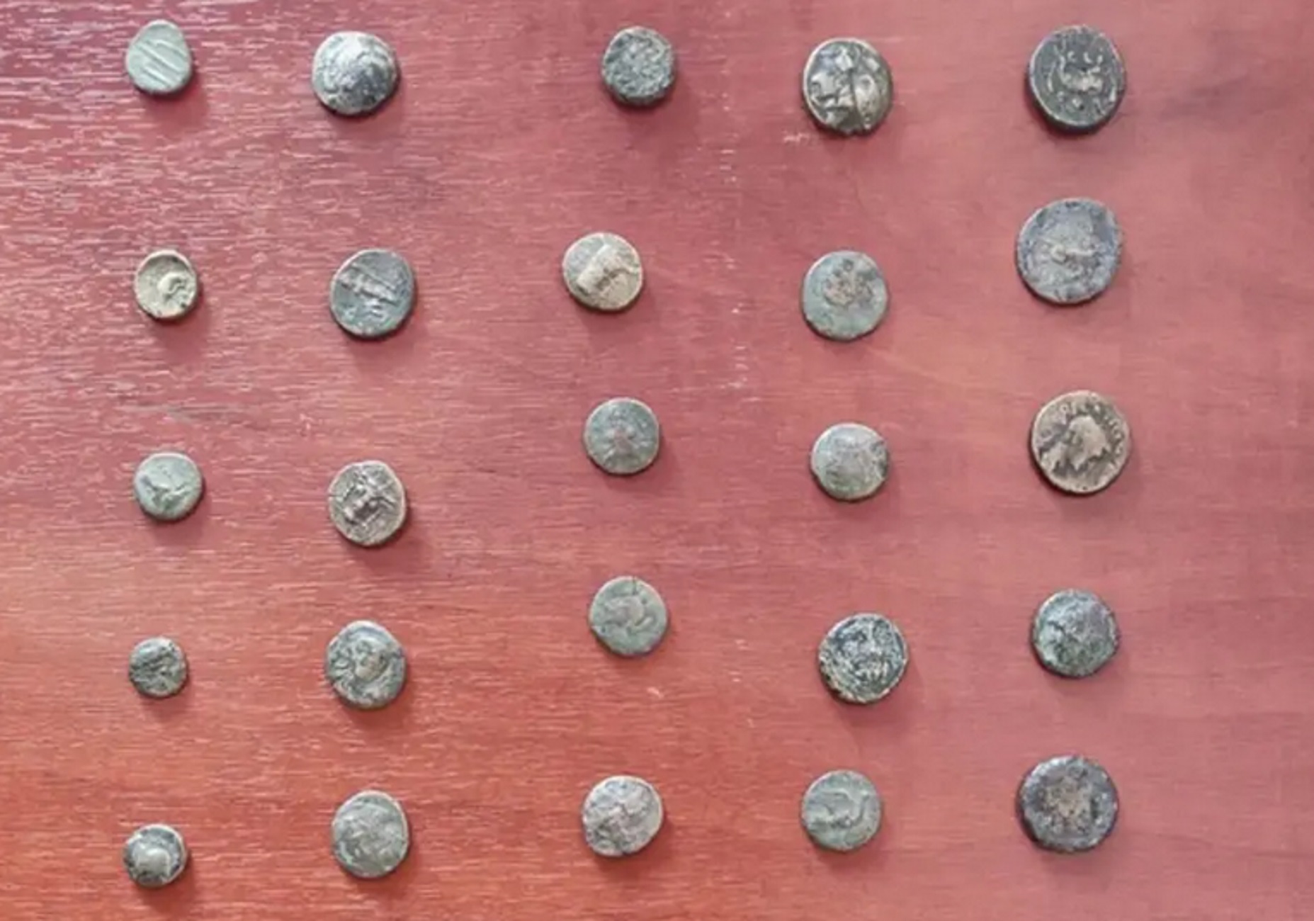 Καστοριά: Δείτε τα 50 αρχαία νομίσματα που οδήγησαν σε αστυνομικό τμήμα τον άντρα που τα έκρυβε
