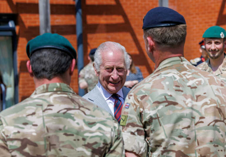 Η επίσκεψη του βασιλιά Καρόλου σε στρατιωτική βάση - «Χαίρομαι που μου επιτράπηκε να βγω έξω από το κλουβί μου»