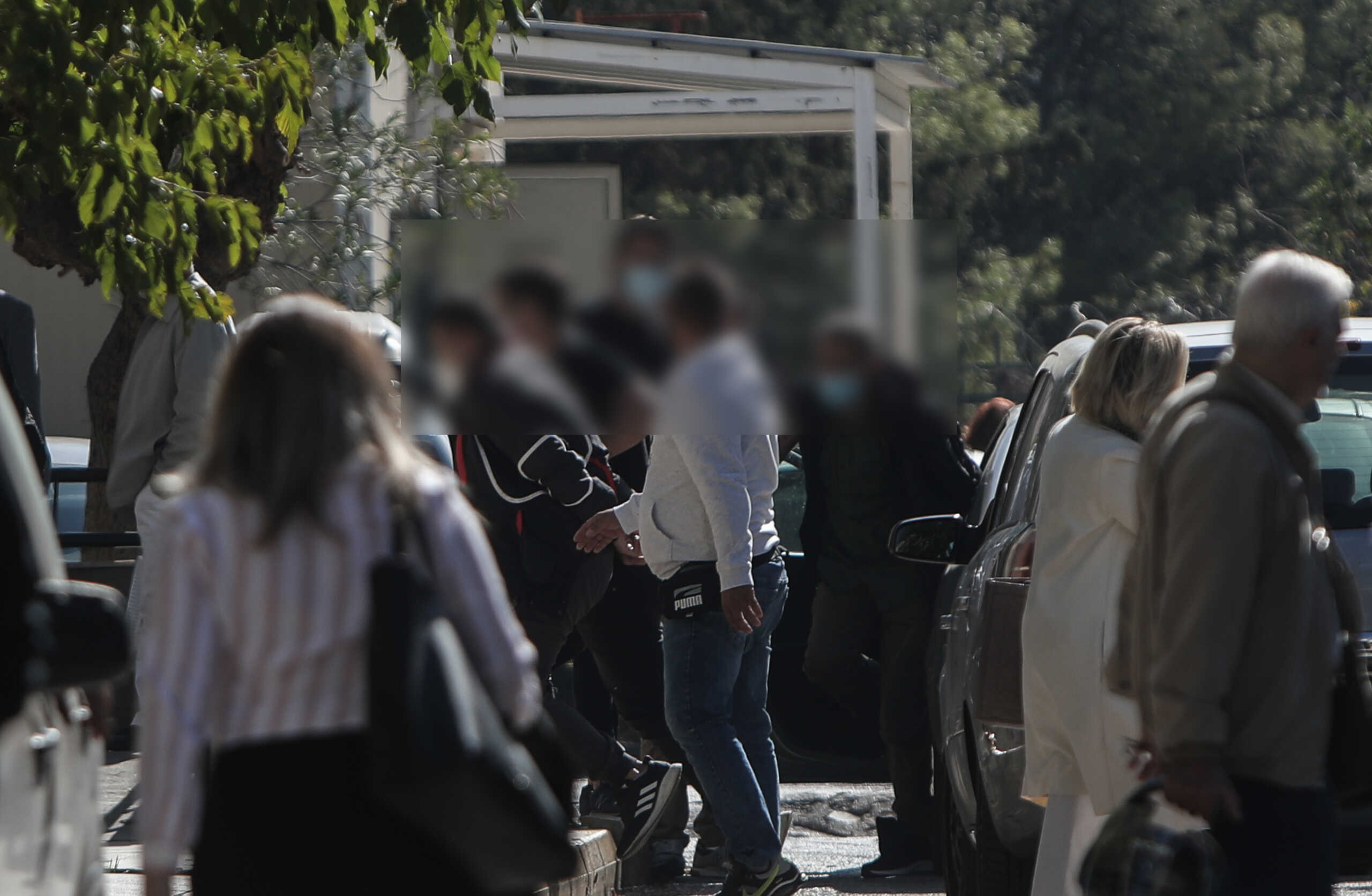 Απολογίες στον εισαγγελέα των δύο νέων συλληφθέντων ενός 35χρονου και ενός 39χρονου για την υπόθεση βιασμού και μαστροπείας της 12χρονης από τον Κολωνό, Παρασκευή 4 Νοεμβρίου 2022.
(ΒΑΣΙΛΗΣ ΡΕΜΠΑΠΗΣ