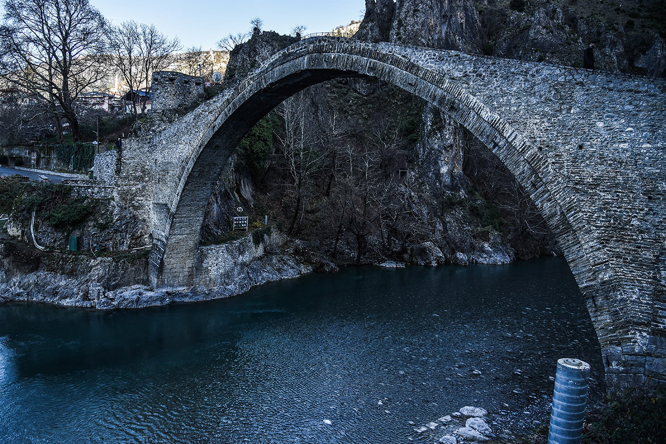 Στιγμιότυπο από την Κόνιτσα του νομού Ιωαννίνων. 
Η κωμόπολη είναι χτισμένη στα 600 μέτρα υψόμετρο στην πλαγιά του βουνού Τραπεζίτσα, της Πίνδου. Η κωμόπολη λέγεται ότι πήρε το όνομα της από τα άλογα και σημαίνει "αλογότοπος" καθώς η ρίζα της προέρχεται από τη σλαβική ονομασία "κόνι", που σημαίνει "άλογο".
(ΓΙΩΡΓΟΣ ΕΥΣΤΑΘΙΟΥ