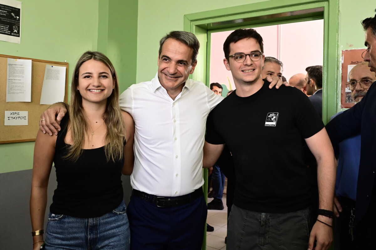Άσκηση εκλογικού δικαιώματος του Προέδρου της Νέας Δημοκρατίας Κυριάκου Μητσοτάκη σε εκλογικό τμήμα της Κηφισιάς, Κυριακή 25 Ιουνίου 2023. 
(ΜΙΧΑΛΗΣ ΚΑΡΑΓΙΑΝΝΗΣ