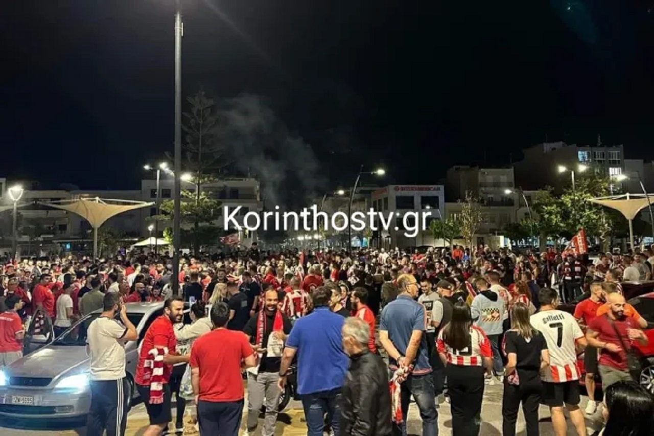 Ολυμπιακός: Εκατοντάδες οπαδοί των Πειραιωτών στην Κόρινθο πανηγυρίζουν την κατάκτηση του Conference League