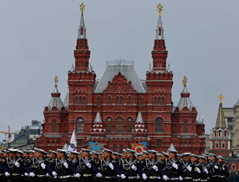 Μεγαλειώδης στρατιωτική παρέλαση στη Μόσχα - Τα μηνύματα του Πούτιν και η επίδειξη δύναμης