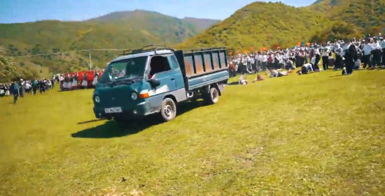 Κιργιστάν: Θρίλερ με φορτηγό που έπεσε πάνω σε μαθητές κατά τη διάρκεια γιορτής