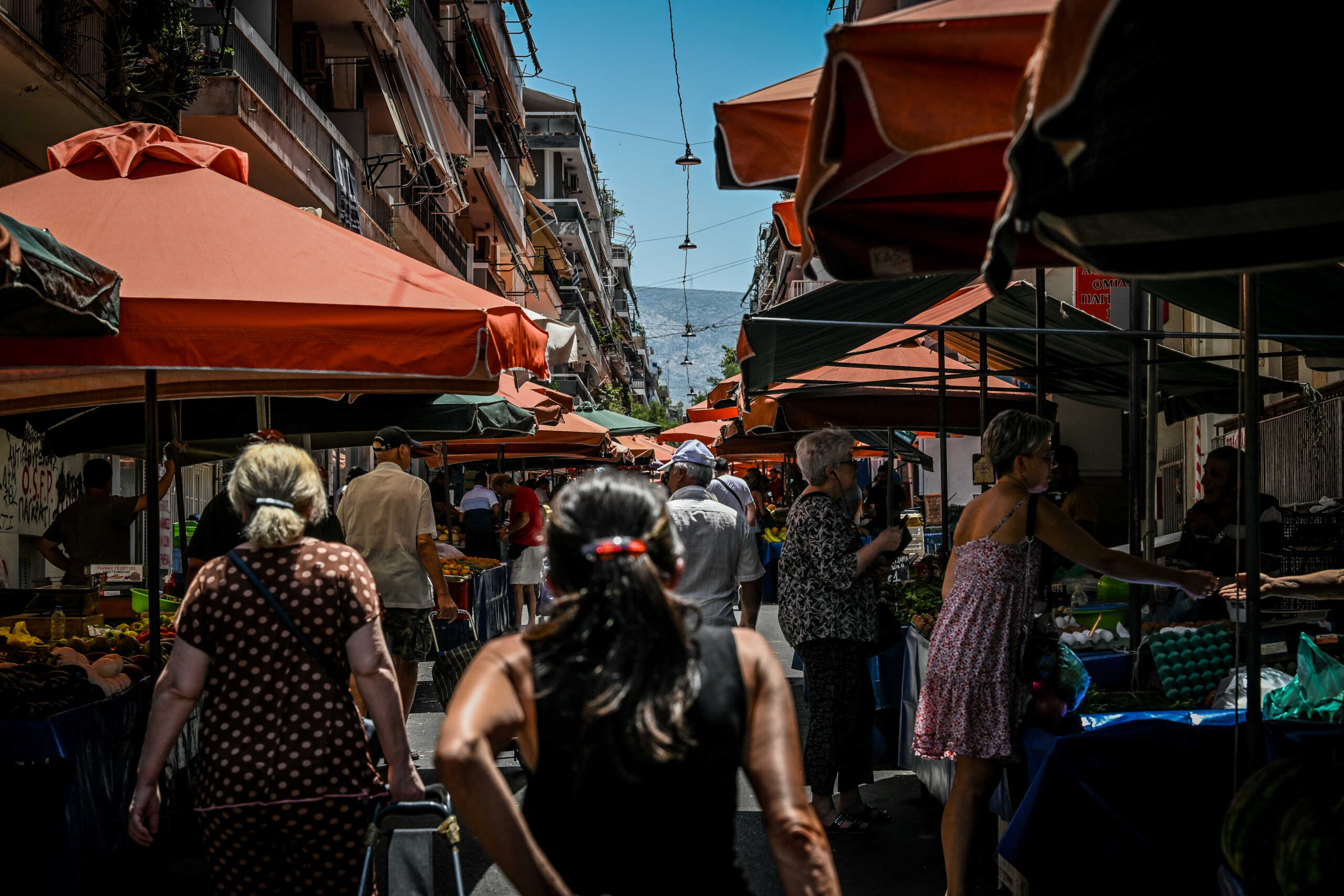Εργαζόμενοι στον ήλιο-Λαϊκή αγορά
Λαϊκή αγορά στις 12μιση το μεσημέρι.Ο ήλιος ήδη καίει αλύπητα και παρόλο που υπάρχουν οι τέντες (40 κιλά βάρος η βάση και 30 ο σκελετός για να την στήσεις) όταν κάθεσαι από τις πέντε τα ξημερώματα από κάτω μέχρι τις τέσσερις που θα μαζευτεί ο πάγκος, είσαι στα όρια της αντοχής σου έτσι κι αλλιώς.
Οι περισσότεροι πωλητές στις λαϊκές αγορές είναι και παραγωγοί, που σημαίνει το προϊόν έχει μαζευτεί αξημέρωτα.Βάλε και την κούραση στήσιμο-ξεστήσιμο του πάγκου, φόρτωμα-ξεφόρτωμα τα τελάρα ή τα καφάσια.
"Δεν είναι μόνο η ζέστη, μου λέει ο κος Γιάννης (πάγκος με σταφύλια) εμείς κορίτσι μου και με κρύο και με βροχή στον δρόμο είμαστε.Από τις τέσσερις που έχω ξεκινήσει από την Κόρινθο μέχρι να πάω σπίτι μου στις έξη το απόγευμα,η ζέστη μου φαίνεται παιχνίδι."
Το καρότσι με τον πάγο για νερά και καφέδες,έχει ήδη κάνει πέντε φορές πάνω-κάτω όλη την διαδρομή της λαϊκής, όσο εγώ να πάω από την μια άκρη στην άλλη...
Η καντίνα με τα σουβλάκια,τα λουκάνικα, τους καφέδες και τα αναψυκτικά έχει ανοίξει επίσης από τις τέσσερις τα ξημερώματα και η ψησταριά ψήνει από την ίδια ώρα.
"Ιδρώνω-ξεϊδρώνω μου λέει ο κος Γιάννης που ψήνει, τι να κάνω.Πως θα βγει το μεροκάματο κοπέλα μου;  Η γυναίκα μου έχει καρκίνο και αναγκάζομαι να την δουλέυω πλέον μόνος μου.Ποιός νοιάζεται ρε κορίτσι μου, μας θυμήθηκαν στις εκλογές και ερχόντουσαν όλοι και κόβανε βόλτες, σήμερα που είναι;"
"Γιατί δεν έβαλαν αργία αυτές τις ημέρες που έχει καύσωνα, να πάρει ο κοσμάκης το μεροκάματο τουλάχιστον (μια κυρία δίπλα στον πάγκο με τις πατάτες) τώρα ξέρεις πόσοι θα αναγκαστούν να δουλέψουν με την δήθεν σύσταση, γιατί σου λέει ο άλλος εγω έχω ανάγκη" ξέρει τι λέει...
Μέχρι τις τρείς το μεσημέρι που ο πάγκος περίπου θα έχει αδειάσει και αρχίζουν να ξεπουλάνε για να μαζέψουν, ο ήλιος είναι ανελέητος ακόμα... Παρασκευή 14 Ιουλίου 2023  (ΤΑΤΙΑΝΑ ΜΠΟΛΑΡΗ