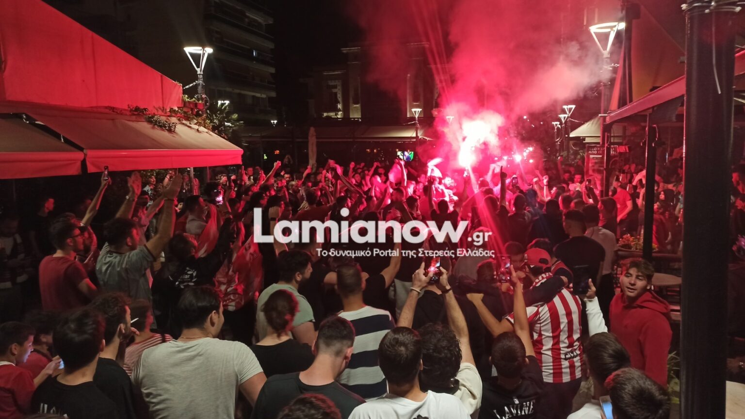 Ολυμπιακός: Ξέφρενα πανηγύρια στη Λαμία για την κατάκτηση του Conference League