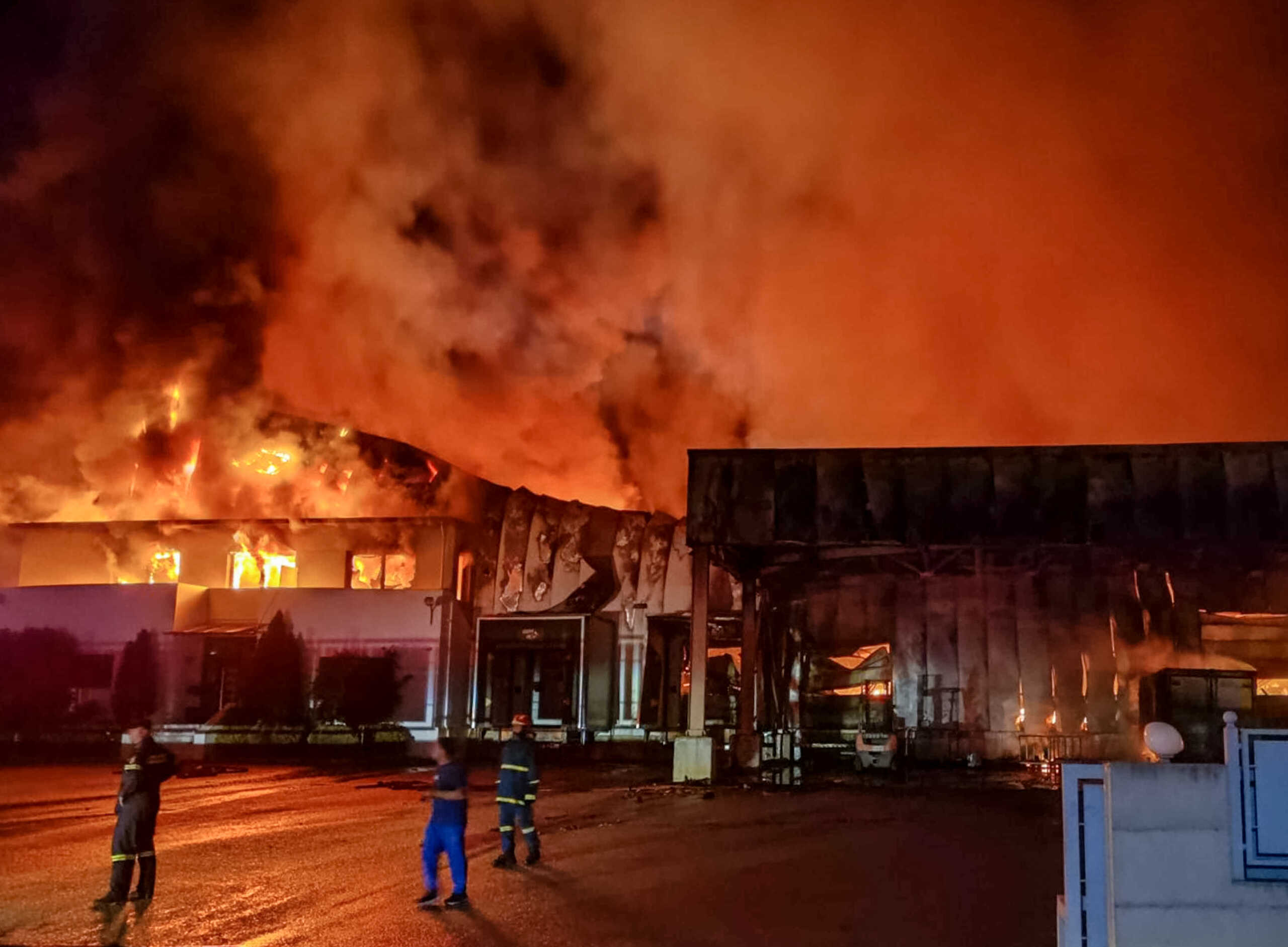 Λαμία: Στις κάμερες ασφαλείας αναζητούν το γρίφο της πυρκαγιάς που ξέσπασε στο εργοστάσιο που εμπλέκεται στα σχολικά γεύματα