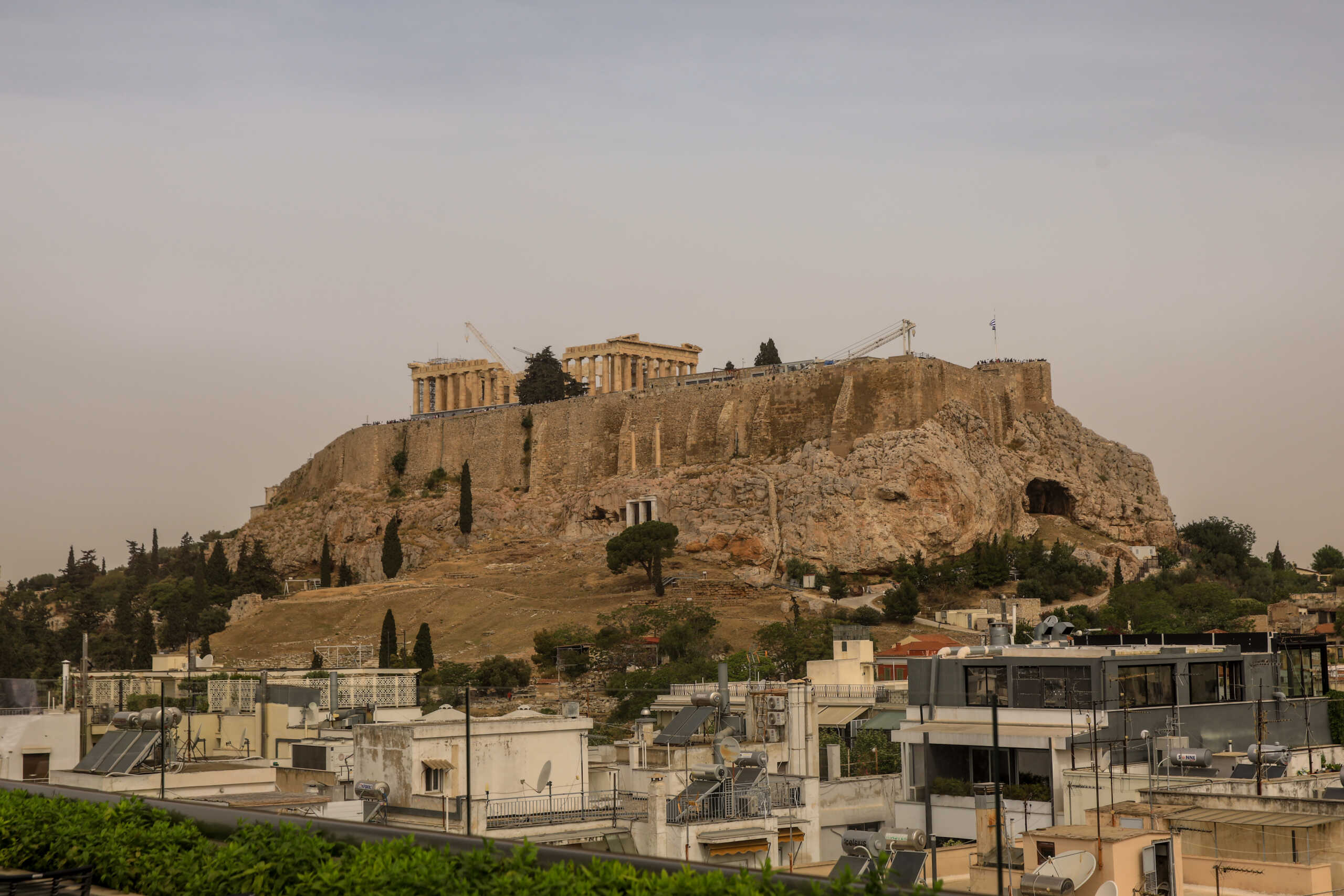 Αφρικανική σκόνη στην Αθήνα, Τετάρτη 24 Απριλίου 2024.  Η αφρικανική σκόνη που έπληξε την χώρα μας σκέπασε αρκετές περιοχές, δημιουργώντας ένα εκρηκτικό κοκτέιλ για τους κατοίκους. 
(ΓΙΑΝΝΗΣ ΠΑΝΑΓΟΠΟΥΛΟΣ