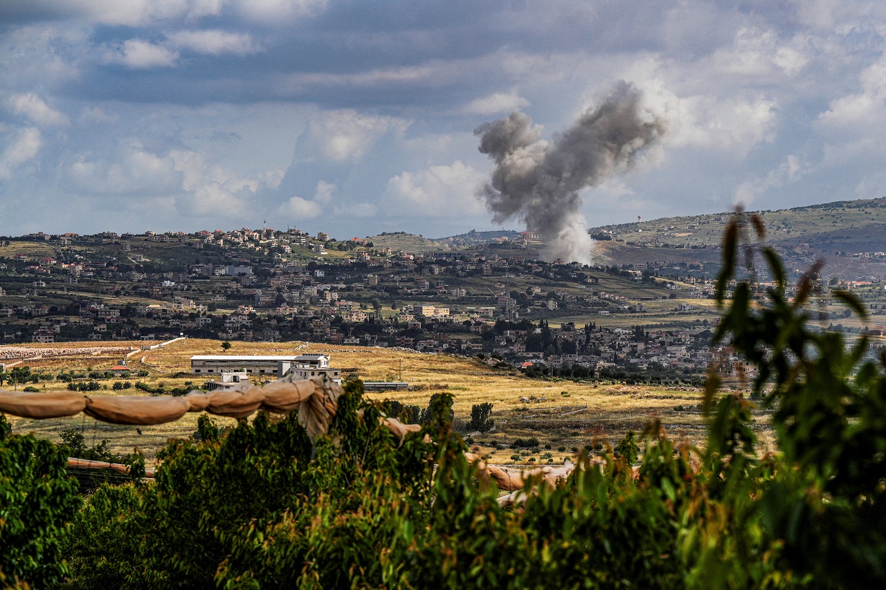 FILE PHOTO: Smoke rises above south Lebanon following an Israeli strike amid ongoing cross-border hostilities between Hezbollah and Israeli forces, as seen from Israel's border with Lebanon in northern Israel, May 5, 2024. REUTERS