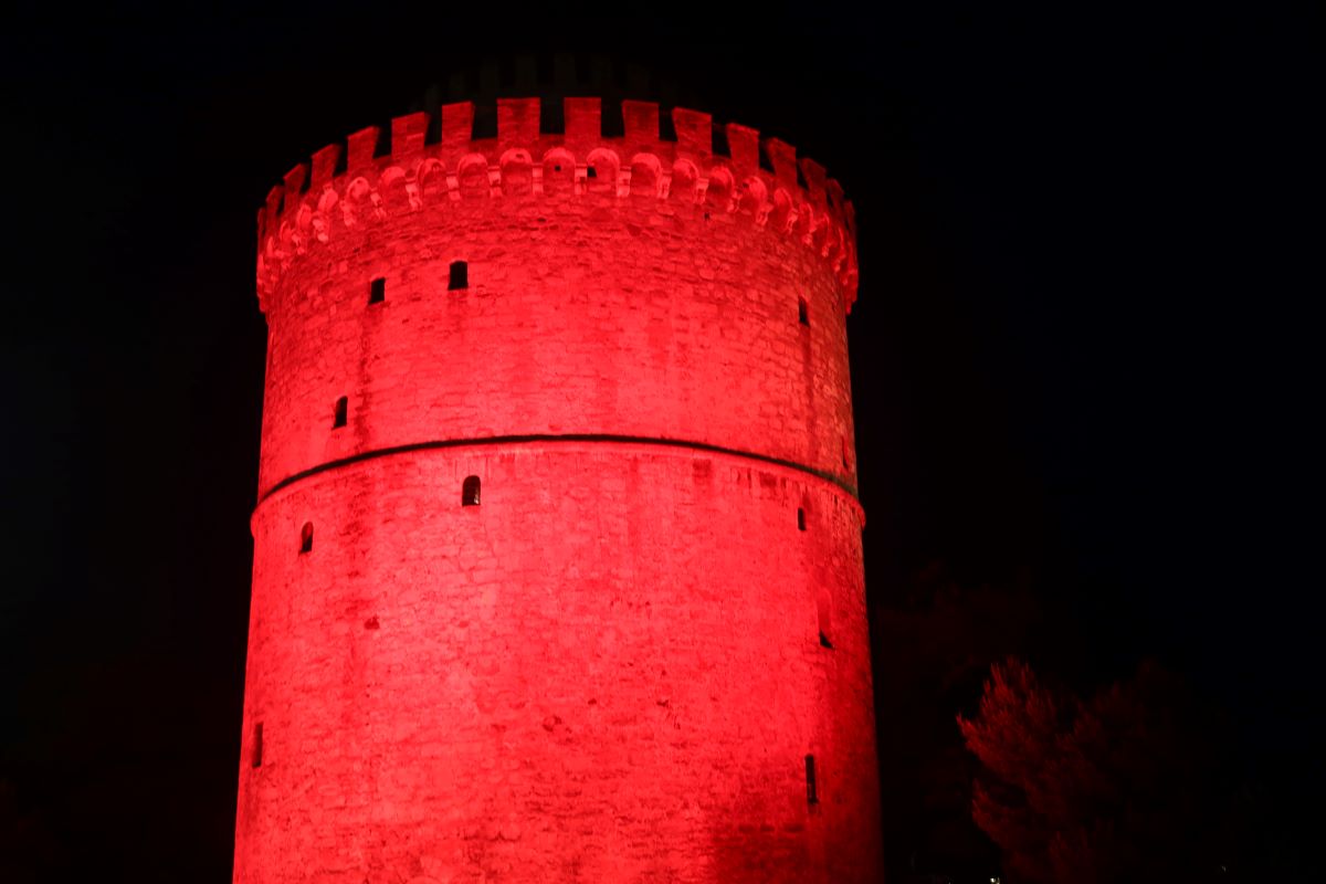 Θεσσαλονίκη: Στα κόκκινα ο Λευκός Πύργος για την Παγκόσμια Ημέρα Μεσογειακής Αναιμίας