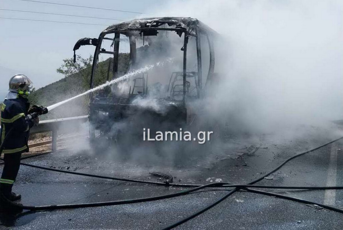 Λαμπάδιασε τουριστικό λεωφορείο στη Στυλίδα: Οι πρώτες εικόνες