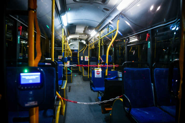 Έβγαλαν όπλο σε ανήλικα παιδιά μέσα σε λεωφορείο στην Κέρκυρα - Δύο συλλήψεις από αστυνομικούς