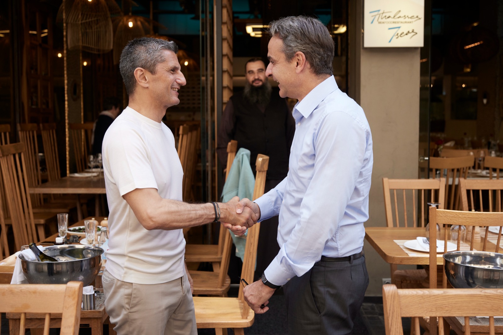 ΠΑΟΚ: Ο Κυριάκος Μητσοτάκης συνάντησε τυχαία τον Ραζβάν Λουτσέσκου και τον συνεχάρη για το πρωτάθλημα