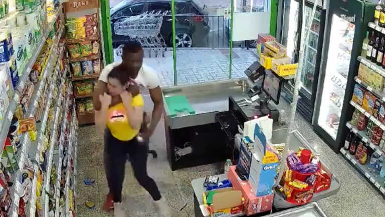 Η στιγμή που 40χρονος προσπαθεί να πνίξει γυναίκα σε σούπερ μάρκετ της Μάλαγα