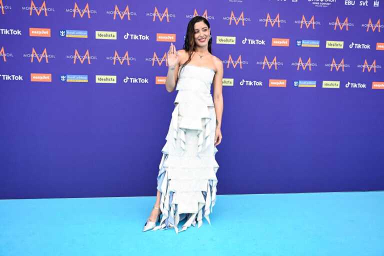 Η Μαρίνα Σάττι εντυπωσίασε στο τιρκουάζ χαλί της Eurovision: «Είναι σαν κατασκήνωση...»