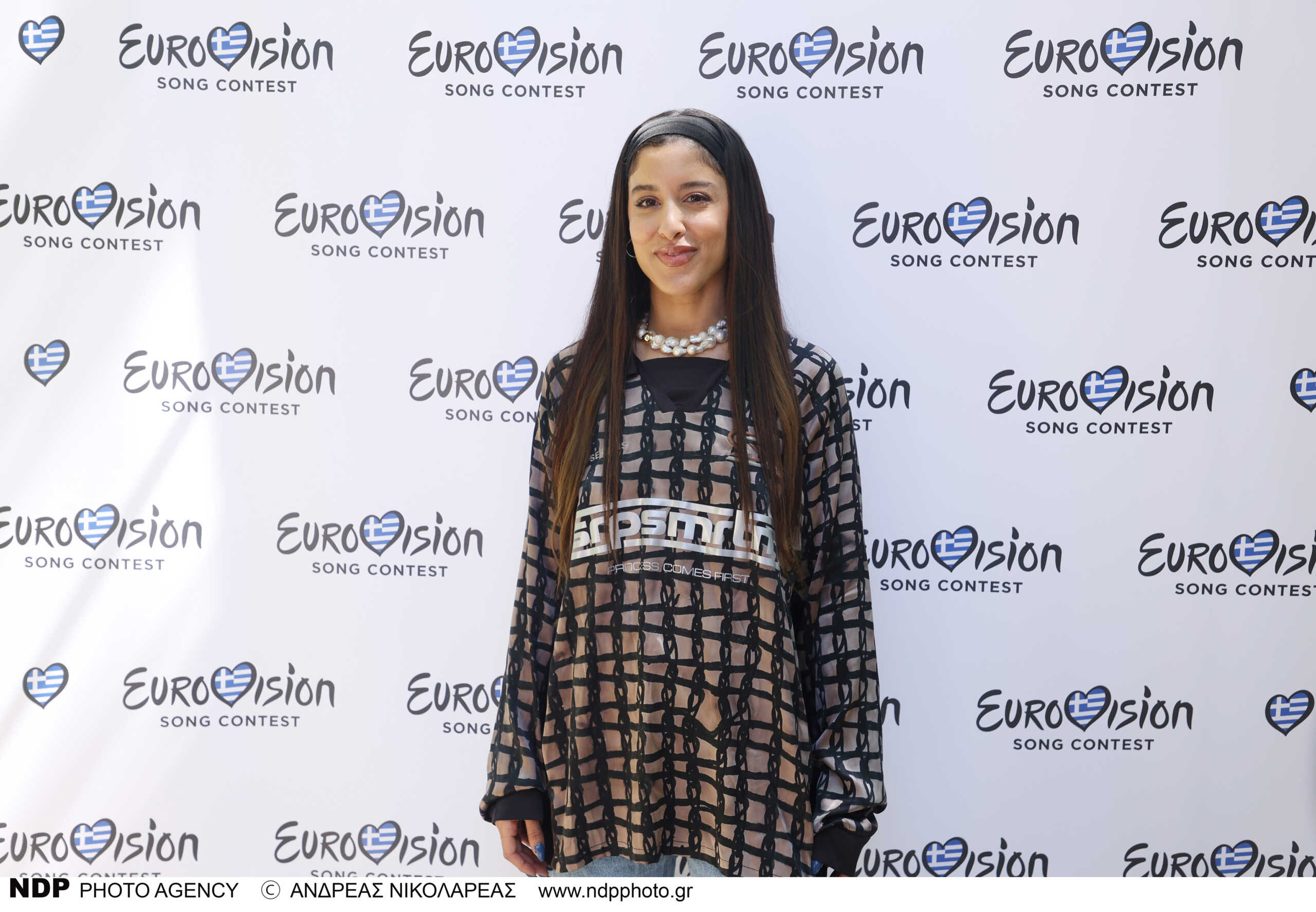 Eurovision 2024: Η Μαρίνα Σάττι χορεύει όσο η εκπρόσωπος της Αρμενίας τραγουδά ρεμπέτικα