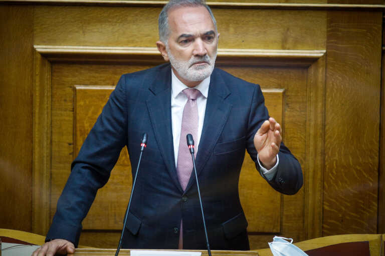 Ο βουλευτής Μάριος Σαλμάς ψήφισε «παρών» κατά λάθος για τον δικαστικό χάρτη