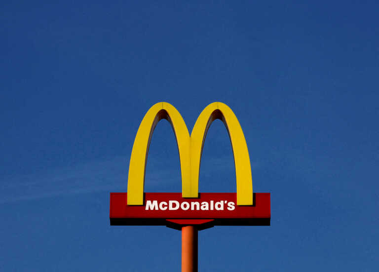 Συρρικνώνονται οι πωλήσεις των καταστημάτων fast food – Πλήττονται Starbucks, KFC και McDonald’s