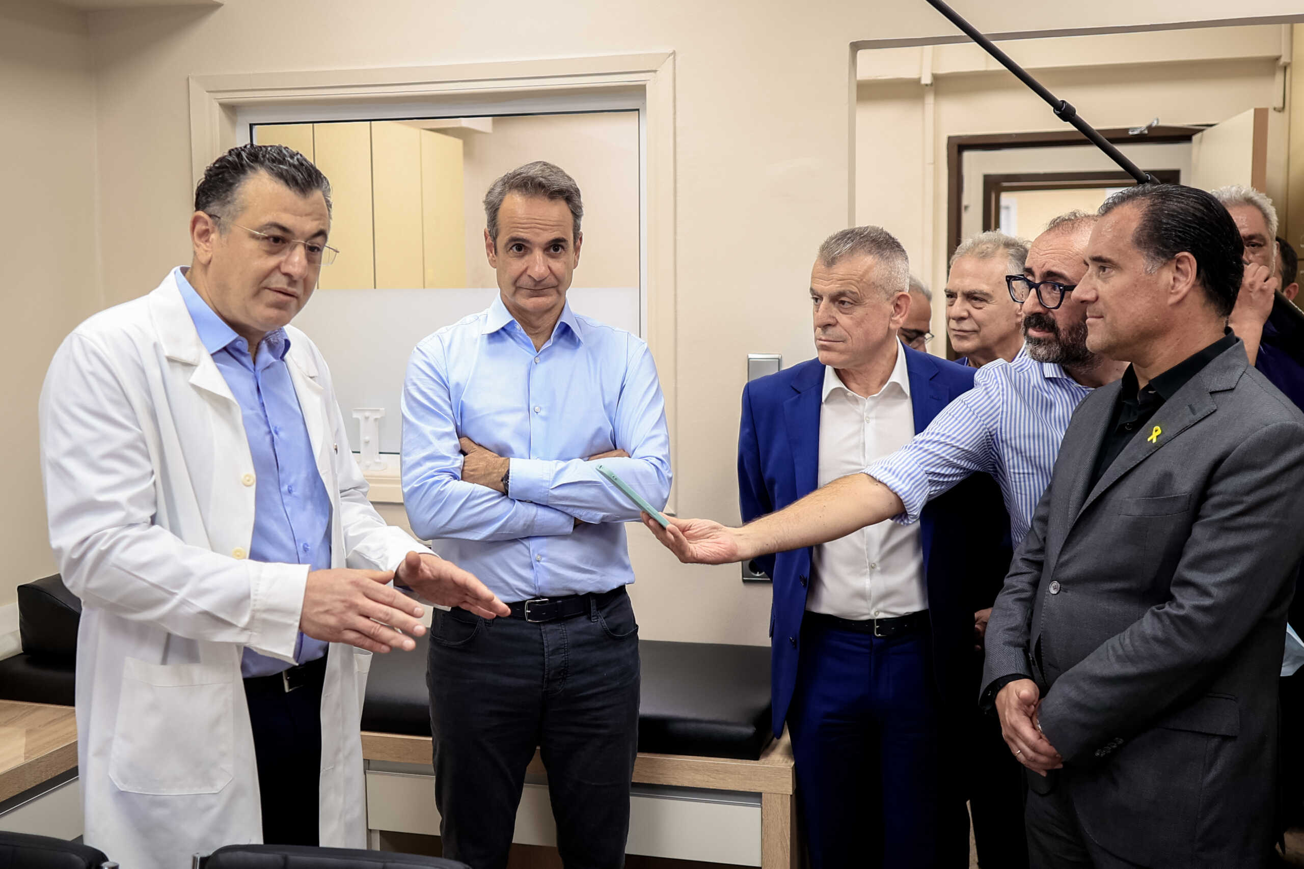 Επίσκεψη του Πρωθυπουργού Κυριάκου Μητσοτάκη στο νοσοκομείο ΚΑΤ με αφορμή την ανακαίνιση της μικροχειρουργικής κλινικής πτέρυγας άκρας χειρός.  Σάββατο 18 Μαϊου 2024 (ΓΙΩΡΓΟΣ ΚΟΝΤΑΡΙΝΗΣ