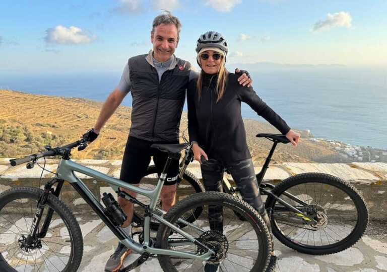 Ο Κυριάκος Μητσοτάκης και η Μαρέβα Γκραμπόφσκι βόλτα με το ποδήλατο - «Βοηθάει και στη χώνεψη»
