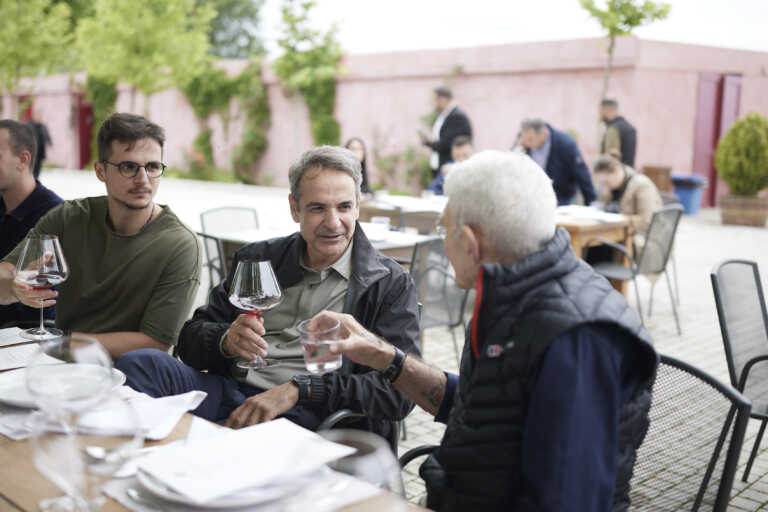 Στο κτήμα «Κυρ-Γιάννη» ο Μητσοτάκης - Η συνάντηση με τον Γιάννη Μπουτάρη, το γεύμα και η υπογραφή σε κρασί του 2017