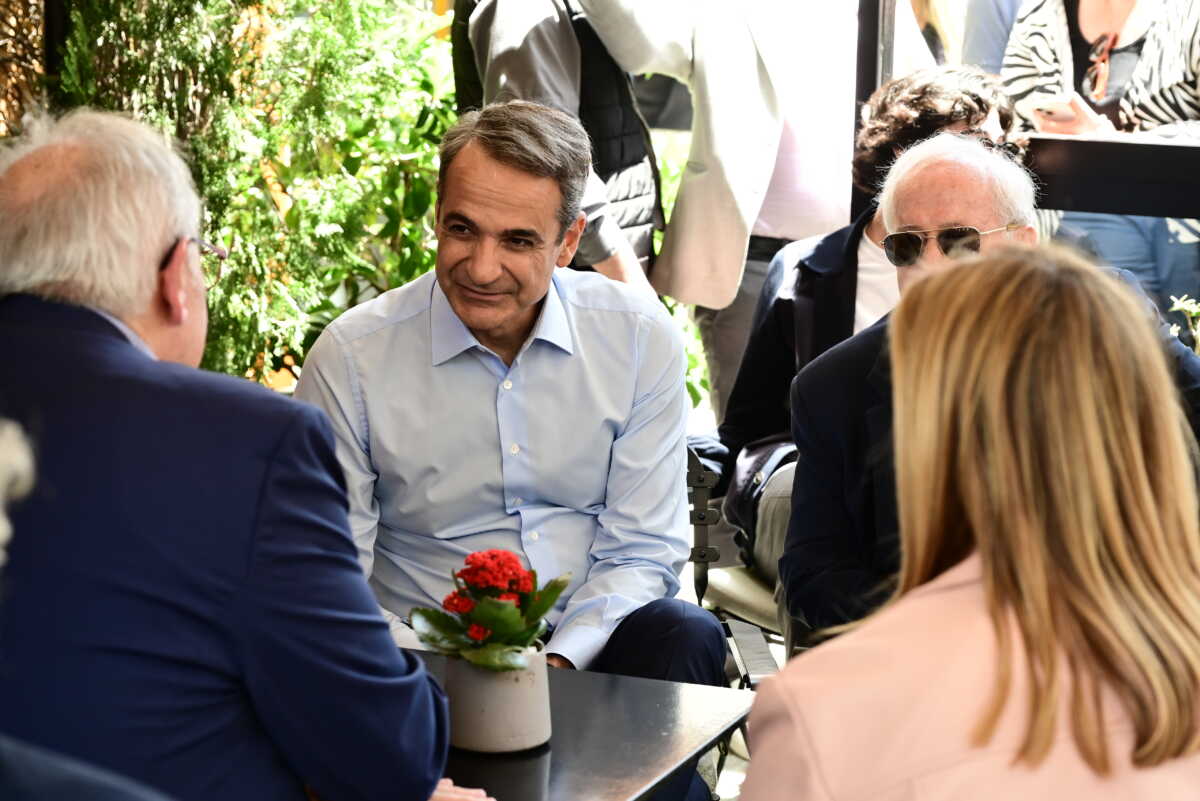 Επίσκεψη του Πρωθυπουργού Κυριάκου Μητσοτάκη στην αγορά του Αμαρουσίου, Μεγάλη Πέμπτη 2 Μαΐου 2024. 
(ΜΙΧΑΛΗΣ ΚΑΡΑΓΙΑΝΝΗΣ