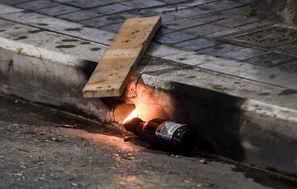 Νέος Κόσμος: Συνελήφθη 27χρονος για ρίψη μολότοφ – Αναζητούνται άλλα εννέα άτομα