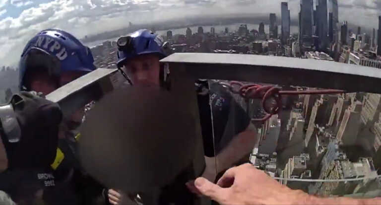 Η στιγμή που αστυνομικοί σκαρφαλώνουν 54 ορόφους για να σώσουν γυναίκα που κρέμεται από ουρανοξύστη στη Νέα Υόρκη