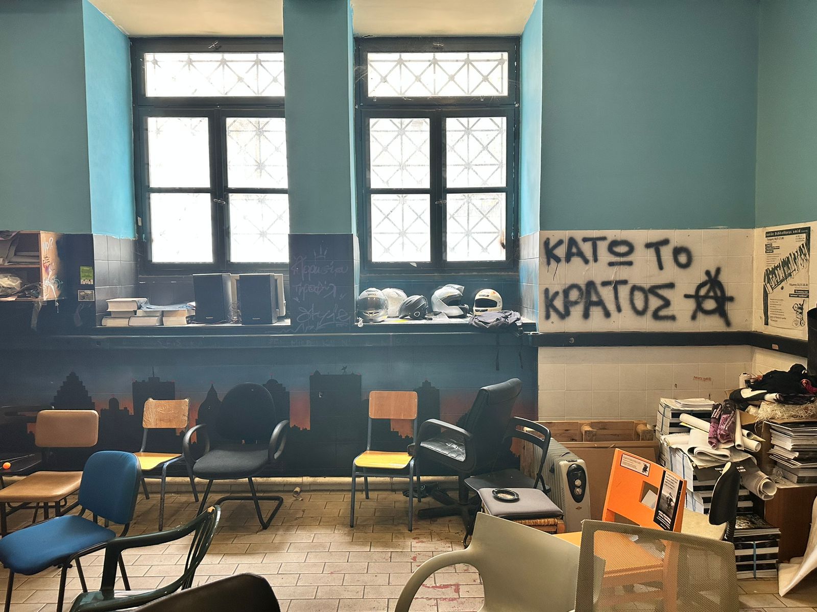 Αυτά βρήκαν μέσα στην κατάληψη της Νομικής οι αστυνομικοί – 27 προσαγωγές