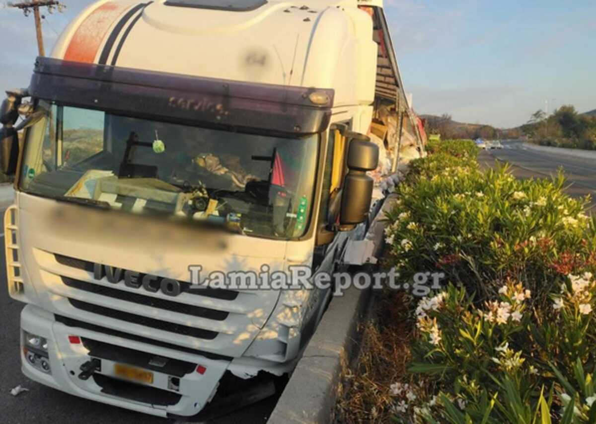 Εθνική οδός Αθηνών – Λαμίας: Εικόνες από την εκτροπή νταλίκας που έφερε κυκλοφοριακά προβλήματα