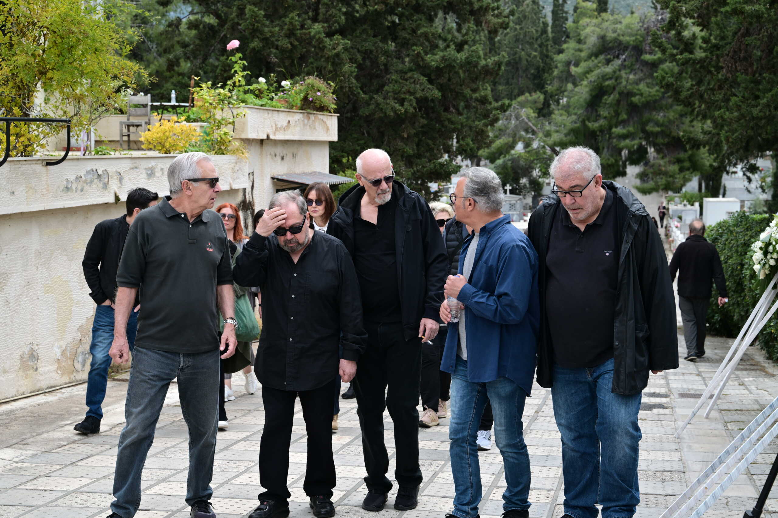 Κηδεία της ηθοποιού Άννας Παναγιωτοπούλου από το Κοιμητήριο Ζωγράφου, Πέμπτη 9 Μαΐου 2024. Η Άννα Παναγιωτοπούλου άφησε την τελευταία της πνοή σε ηλικία 76 ετών, μετά από μακροχρόνια μάχη με τη νόσο Αλτσχάιμερ. 
(ΤΑΤΙΑΝΑ ΜΠΟΛΑΡΗ