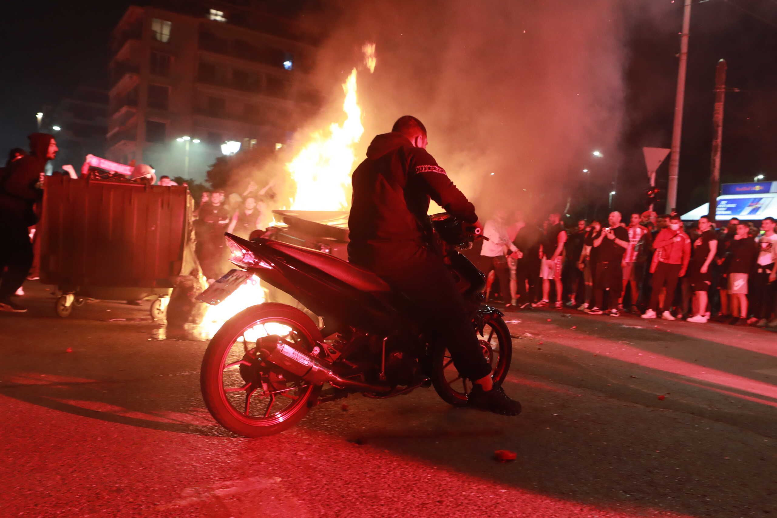 Ολυμπιακός: Μηχανοκίνητη πορεία στο Σύνταγμα για την πρόκριση στον τελικό του Conference League