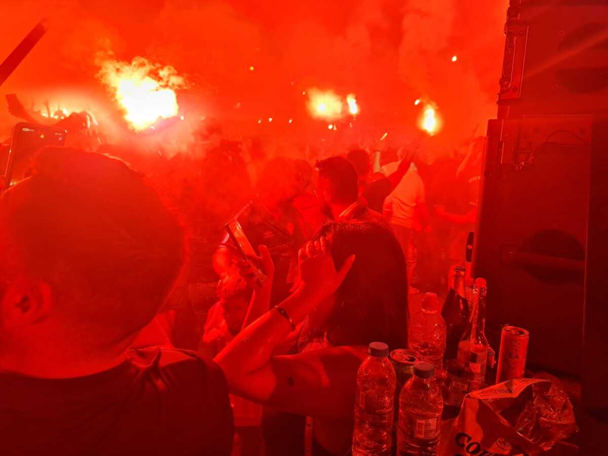 Ολυμπιακός – Φιορεντίνα: «Κάηκε» ο Πειραιάς μετά την κατάκτηση του Conference League από τους «ερυθρόλευκους»