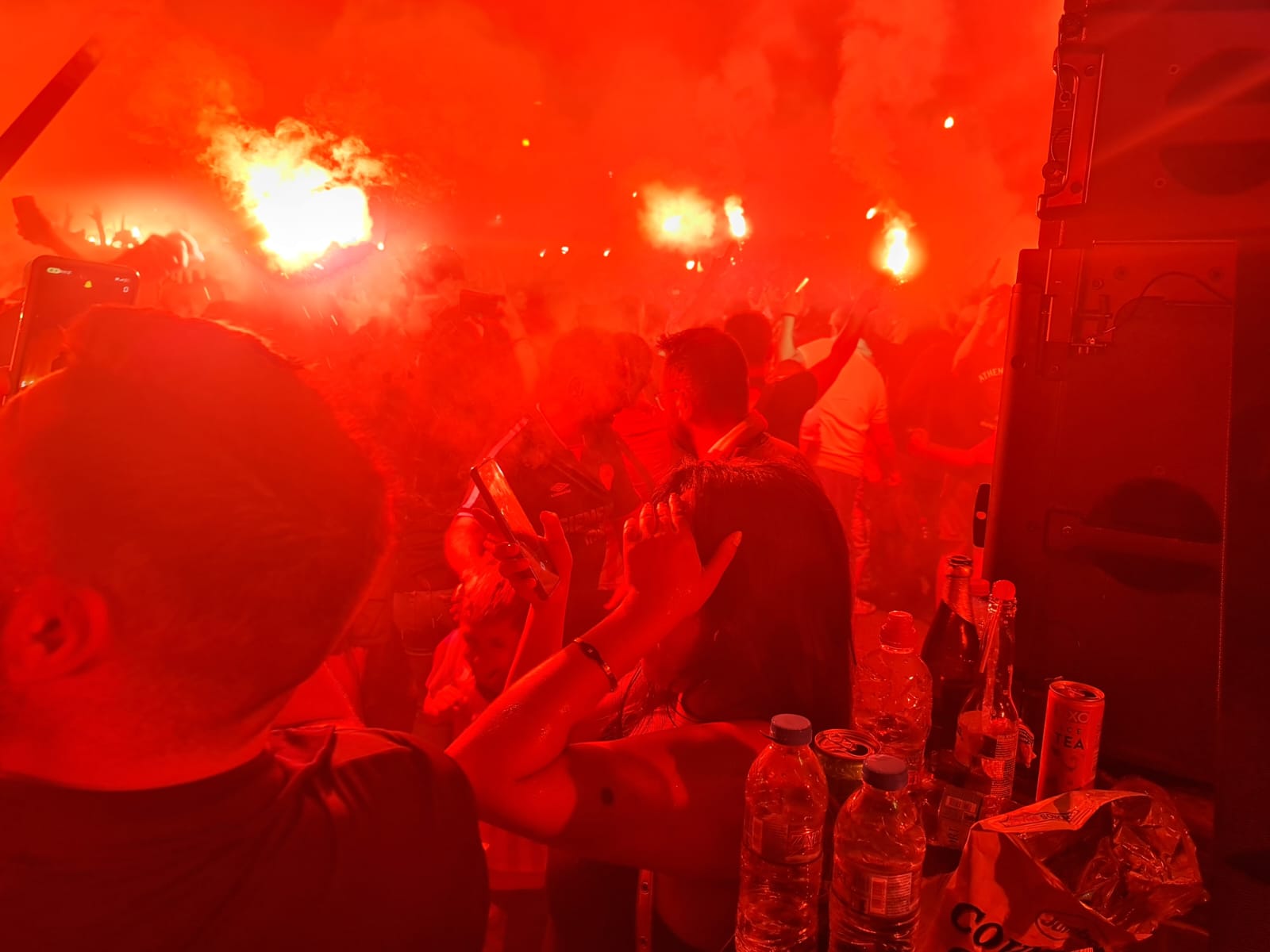 Ολυμπιακός – Φιορεντίνα: «Κάηκε» ο Πειραιάς μετά την κατάκτηση του Conference League από τους «ερυθρόλευκους»
