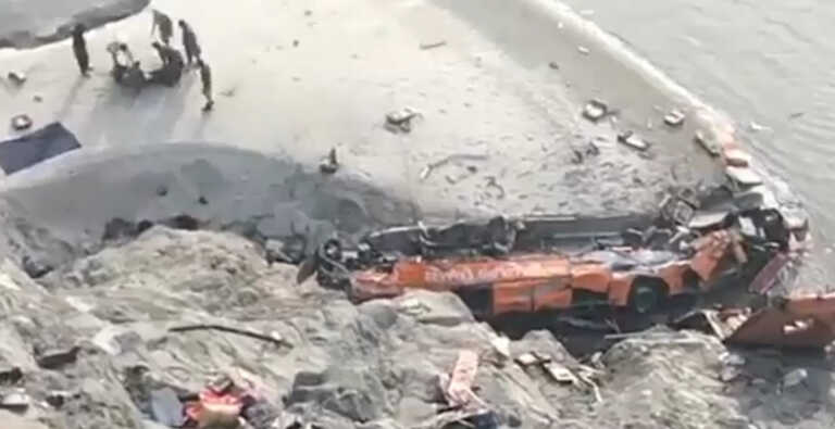 Τουλάχιστον 20 νεκροί σε δυστύχημα με λεωφορείο που έπεσε σε φαράγγι του Πακιστάν