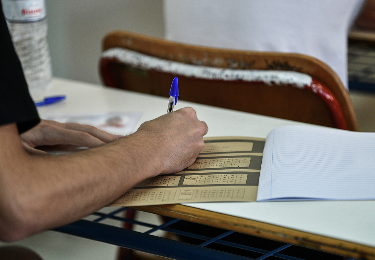 Στιγμιότυπο από 1ο Γενικό Λύκειο του Πύργου Ηλείας, Παρασκευή 2 Ιουνίου 2023. Έναρξη των Πανελλαδικών Εξετάσεων με τους υποψηφίους των Γενικών Λυκείων (ΓΕΛ), οι οποίοι διαγωνίστηκαν στο μάθημα της Νεοελληνικής Γλώσσας.
(ΓΙΑΝΝΗΣ ΣΠΥΡΟΥΝΗΣ
