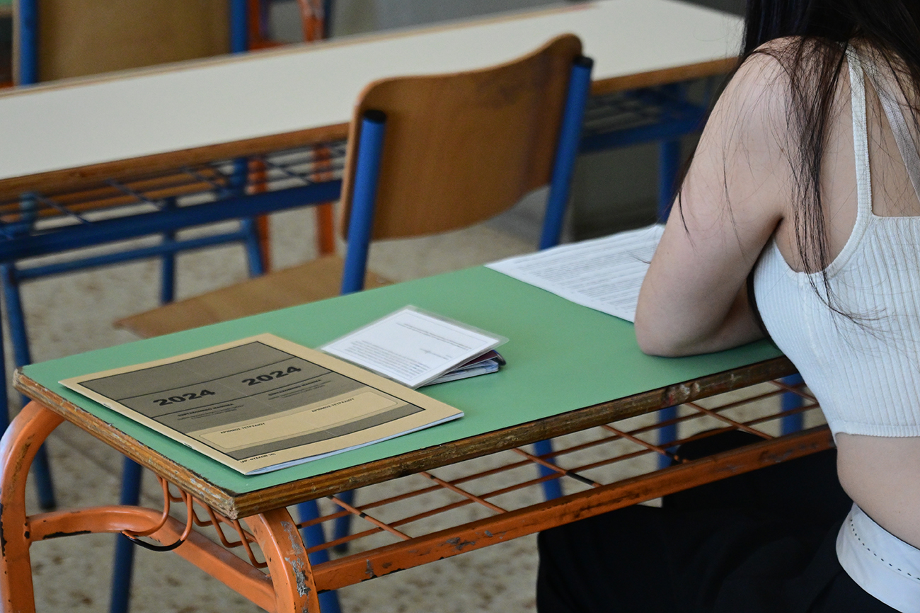 Στιγμιότυπο από ΕΠΑΛ της Αθήνας, Πέμπτη 30 Μαΐου 2023. Έναρξη των πανελλαδικών εξετάσεων  με τους υποψηφίους των επαγγελματικών λυκείων (ΕΠΑΛ), οι οποίοι διαγωνίστηκαν στο μάθημα των Νέων Ελληνικών. 
(ΚΩΣΤΑΣ ΤΖΟΥΜΑΣ