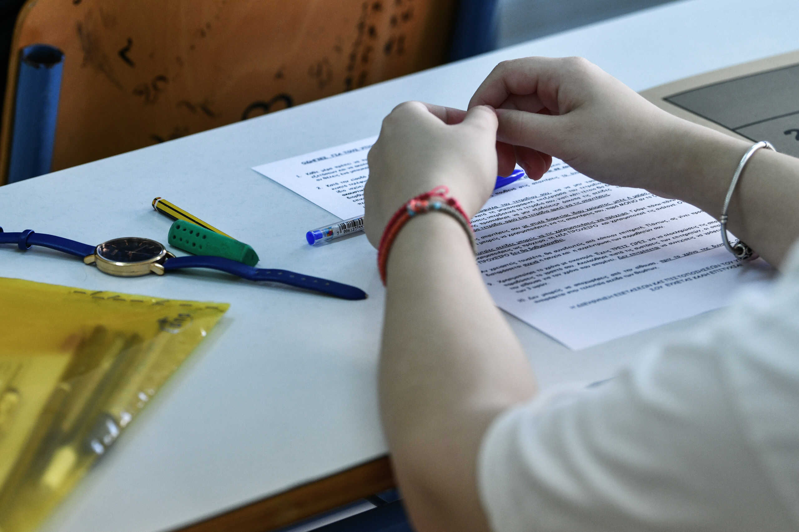 Στιγμιότυπο από 1ο Γενικό Λύκειο του Πύργου Ηλείας, Παρασκευή 2 Ιουνίου 2023. Έναρξη των Πανελλαδικών Εξετάσεων με τους υποψηφίους των Γενικών Λυκείων (ΓΕΛ), οι οποίοι διαγωνίστηκαν στο μάθημα της Νεοελληνικής Γλώσσας.
(ΓΙΑΝΝΗΣ ΣΠΥΡΟΥΝΗΣ