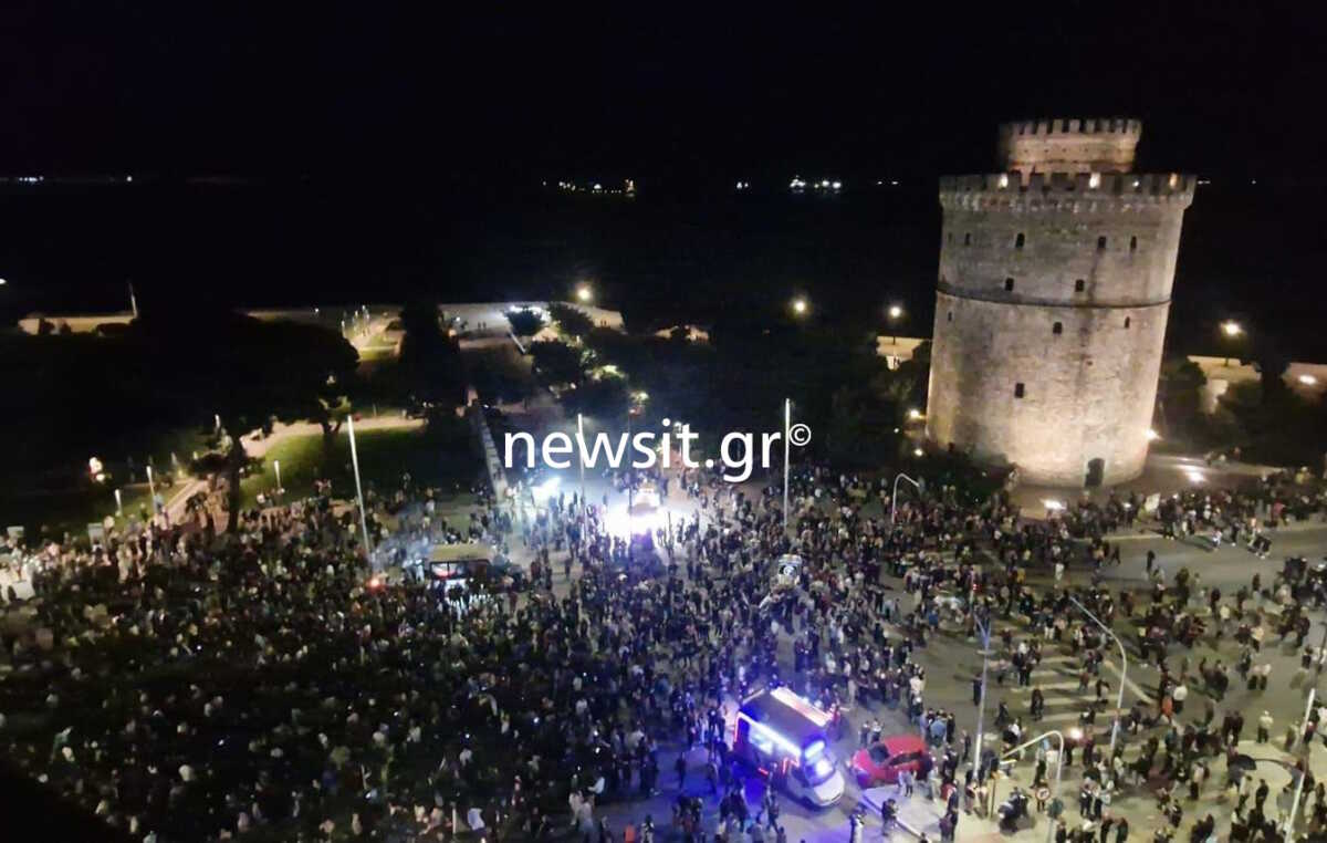 ΠΑΟΚ: Ξέφρενοι πανηγυρισμοί στον Λευκό Πύργο για την κατάκτηση του πρωταθλήματος