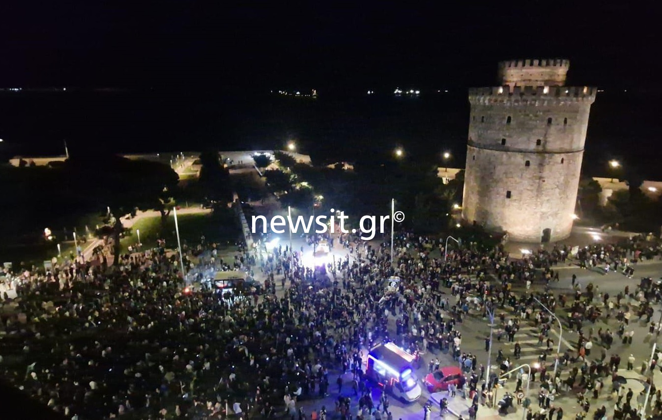 ΠΑΟΚ: Ξέφρενοι πανηγυρισμοί στον Λευκό Πύργο για την κατάκτηση του πρωταθλήματος