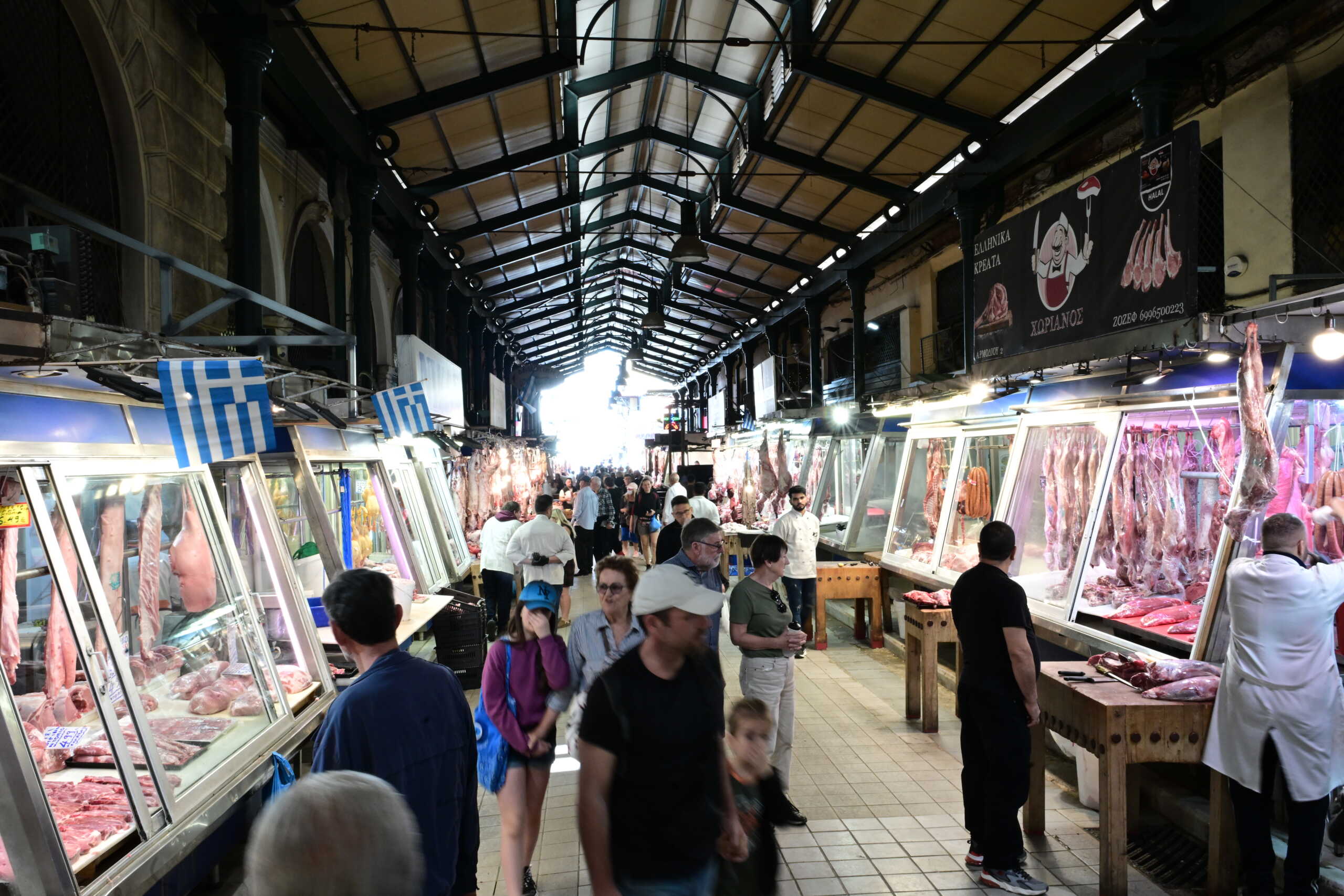 Στιγμιότυπο από την Βαρβάκειο Αγορά, Μεγάλη Πέμπτη 2 Μαΐου 2024. 
(ΤΑΤΙΑΝΑ ΜΠΟΛΑΡΗ