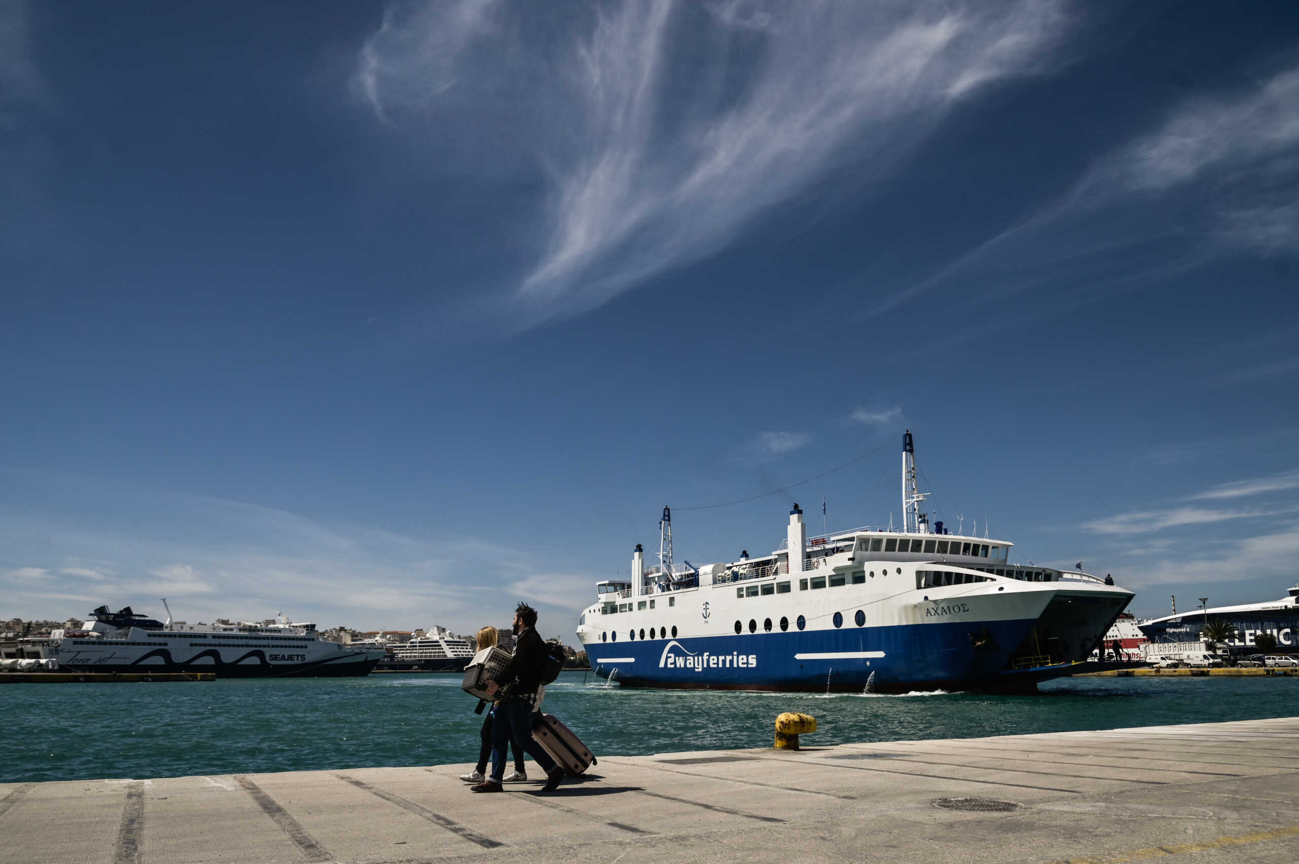 ΑΝΑΧΩΡΟΥΝ ΚΑΙ ΟΙ ΤΕΛΕΥΤΑΙΟΙ ΕΚΔΡΟΜΕΙΣ ΤΟΥ ΠΑΣΧΑ ΑΠΟ ΤΟ ΛΙΜΑΝΙ ΤΟΥ ΠΕΙΡΑΙΑ ΜΙΧΑΛΗΣ ΚΑΡΑΓΙΑΝΝΗΣ