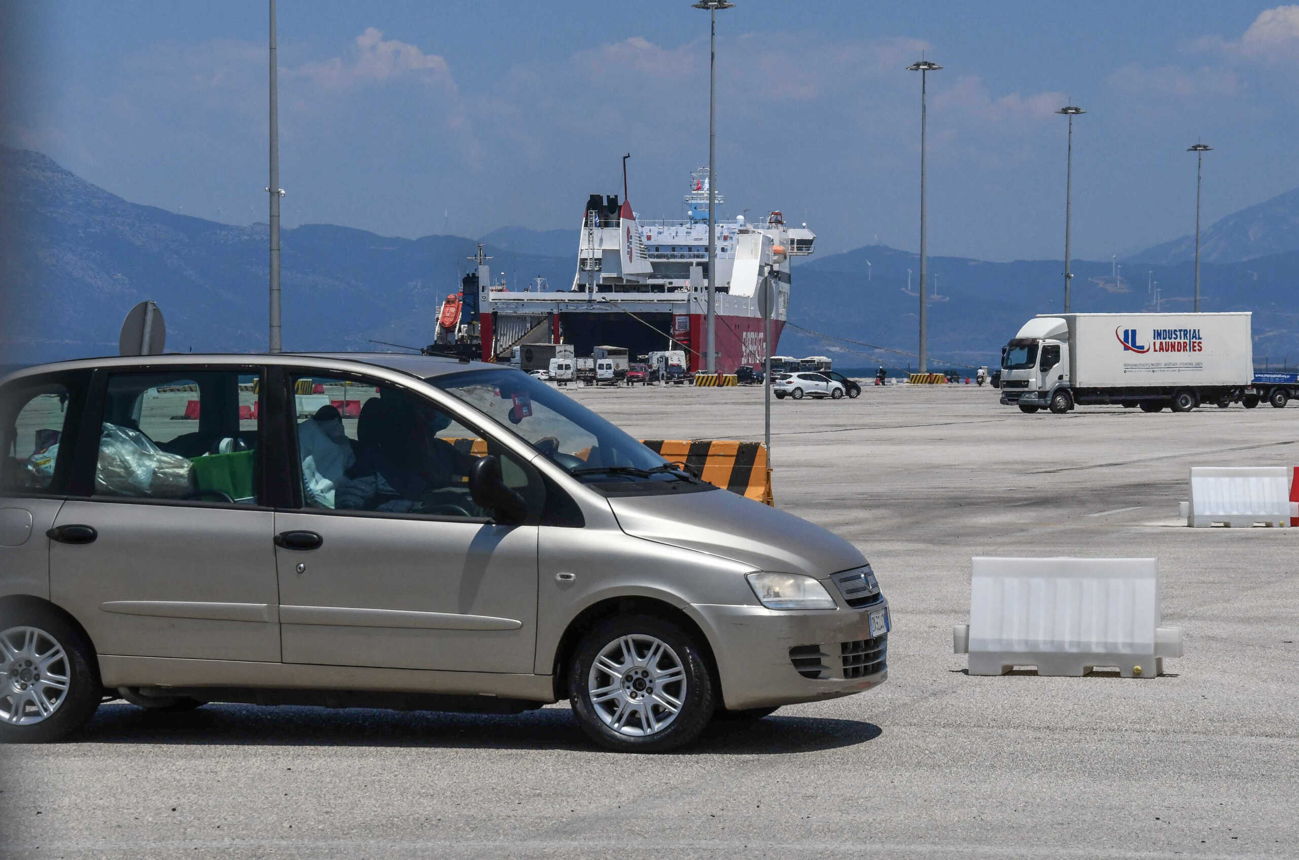 Πάτρα: Αυτοκίνητο που οδηγούσε γυναίκα έπεσε στο λιμάνι