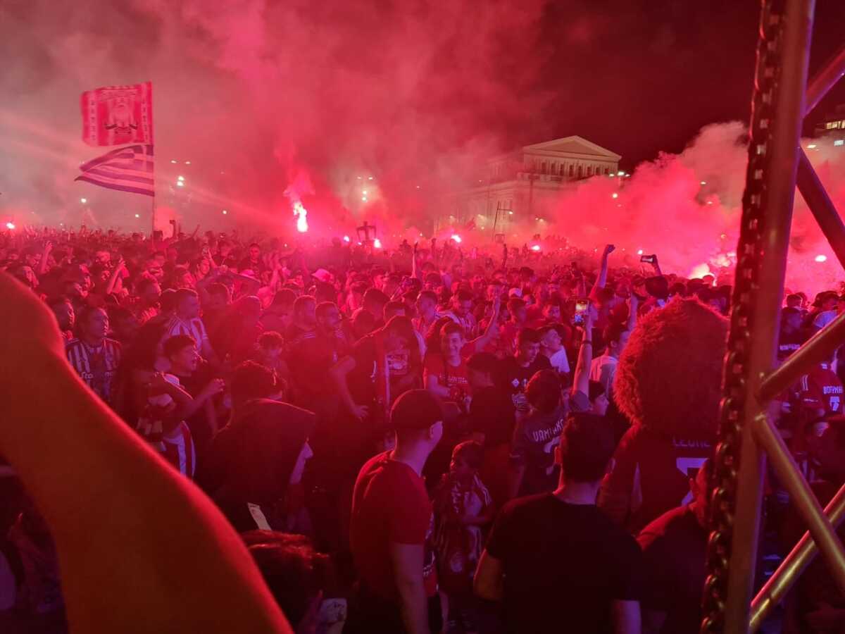Ολυμπιακός – Φιορεντίνα: «Βουλιάζει» ο Πειραιάς από χιλιάδες ερυθρόλευκους οπαδούς για τον τελικό του Conference League