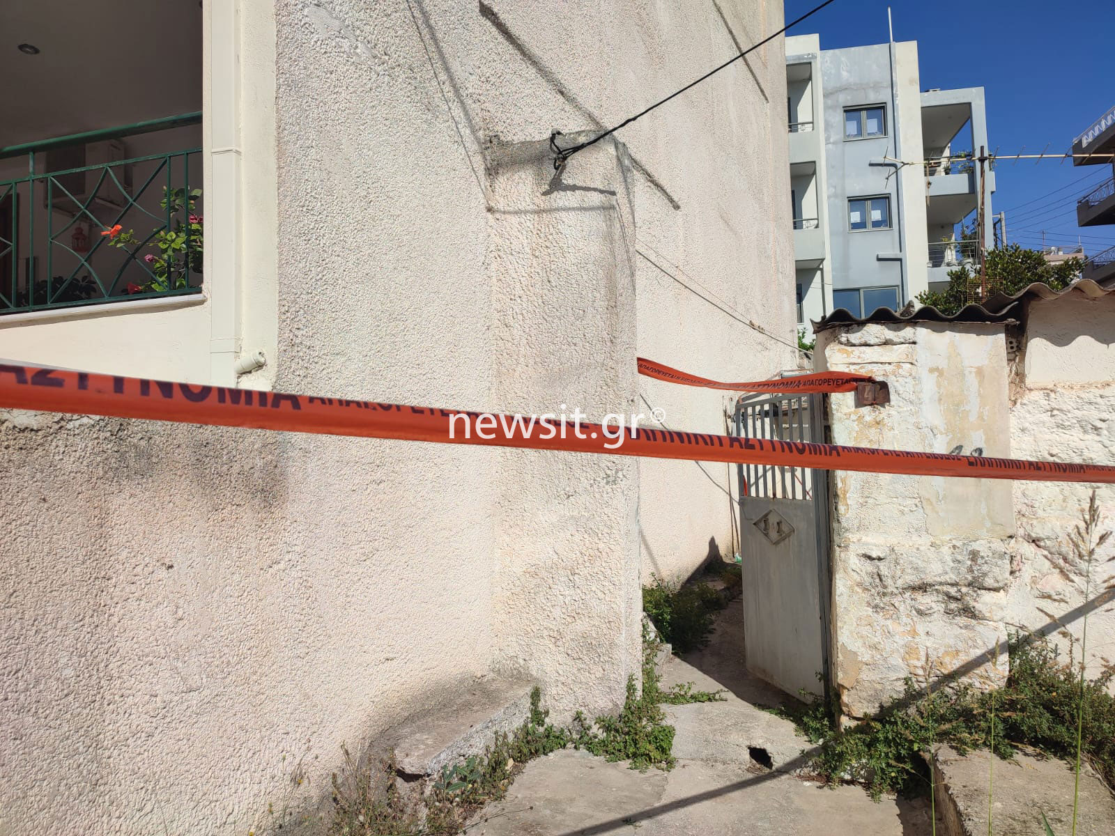 Νίκαια: Τα πρώτα λεπτά μετά τον αυτοτραυματισμό της γυναίκας από το Περού – Βίντεο ντοκουμέντο – Ένα σπίτι ρημαδιό